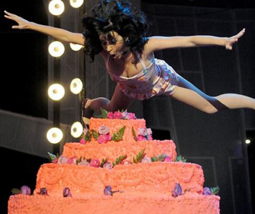 Самые нелепые казусы со звездами на сцене