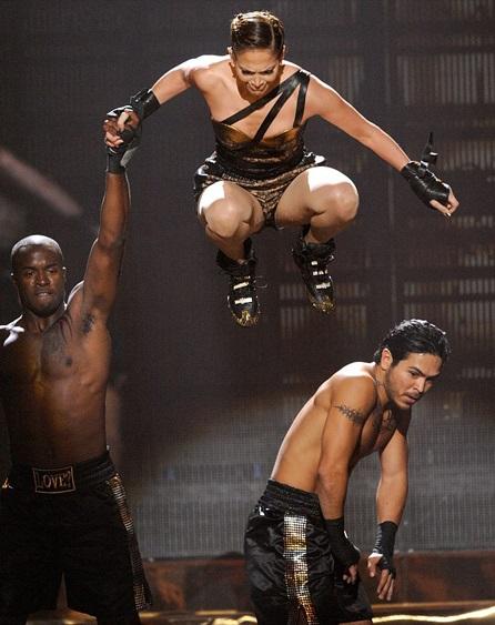 Самые нелепые казусы со звездами на сцене