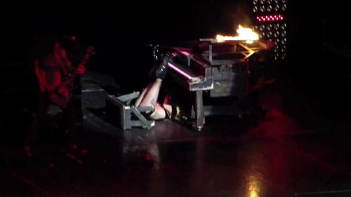 Самые нелепые казусы со звездами на сцене