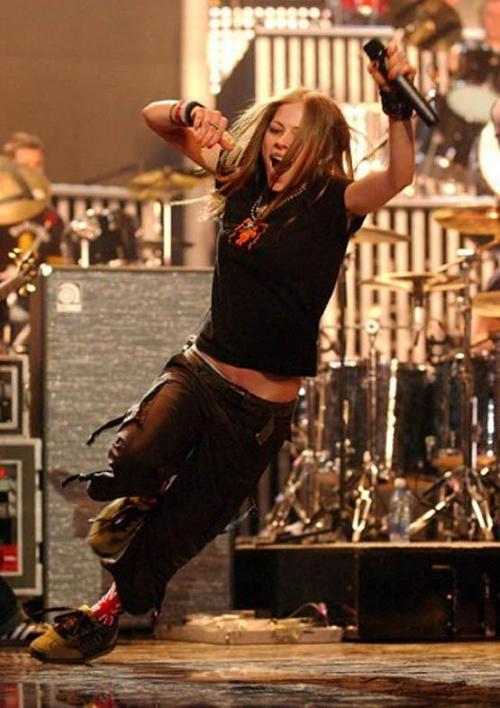 Самые нелепые казусы со звездами на сцене