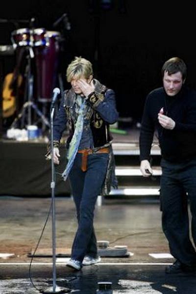 Самые нелепые казусы со звездами на сцене