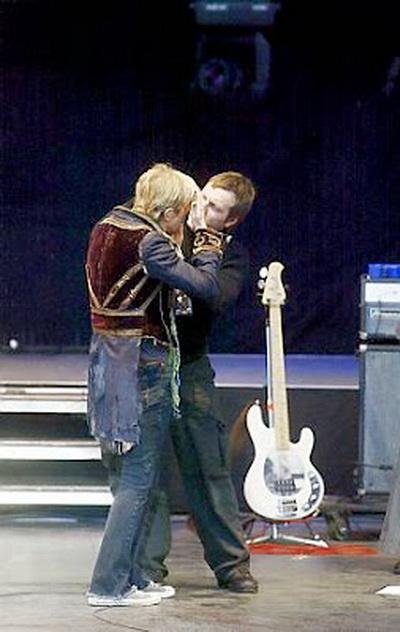 Самые нелепые казусы со звездами на сцене