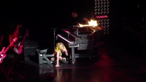 Самые нелепые казусы со звездами на сцене