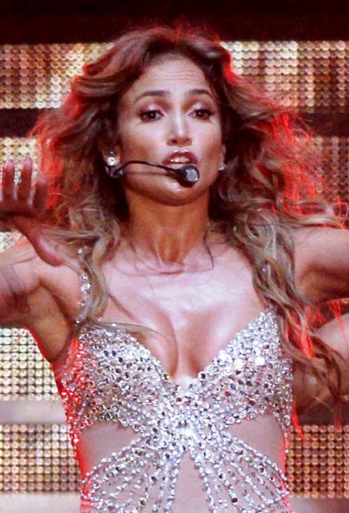 Самые нелепые казусы со звездами на сцене