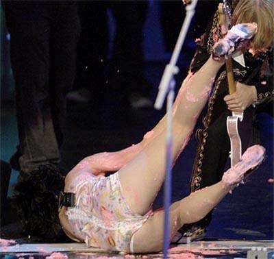 Самые нелепые казусы со звездами на сцене