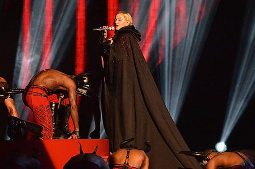 Самые нелепые казусы со звездами на сцене