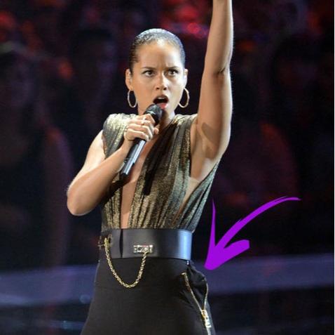 Самые нелепые казусы со звездами на сцене