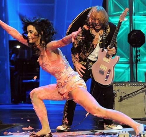 Самые нелепые казусы со звездами на сцене