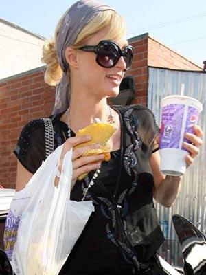 Звезды лопают фастфуд