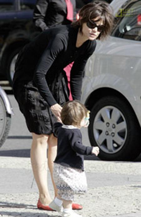 Несравненная Сури Круз вышла в свет