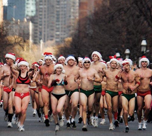 Полуголые Санты совершили забег по улицам Бостона