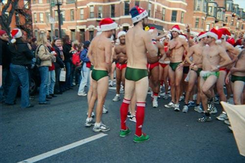 Полуголые Санты совершили забег по улицам Бостона