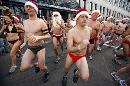 Полуголые Санты совершили забег по улицам Бостона
