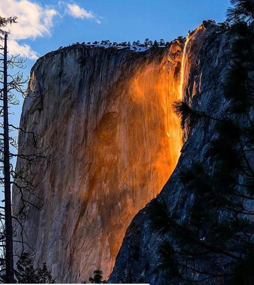 «Огненный водопад» в Йосемитском национальном парке