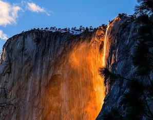«Огненный водопад» в Йосемитском национальном парке
