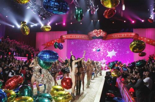 Victoria\’s Secret 2010: гвоздь программы — бюстгалтер за  млн