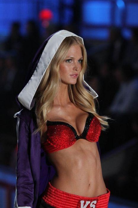 Victoria\’s Secret 2010: гвоздь программы — бюстгалтер за  млн