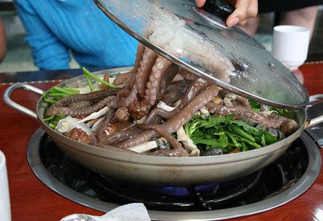 Самые шокирующие деликатесы разных стран мира