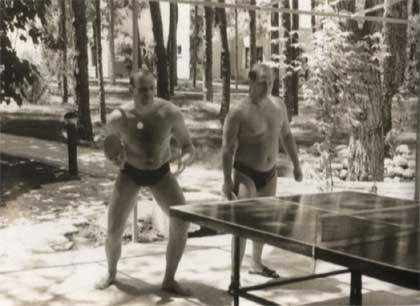 Самые выразительные пляжные костюмы политиков