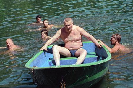 Самые выразительные пляжные костюмы политиков