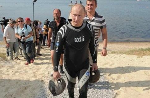 Самые выразительные пляжные костюмы политиков