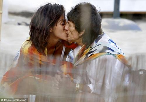 Ронни Вуд променял Катю Иванову на бразильянку