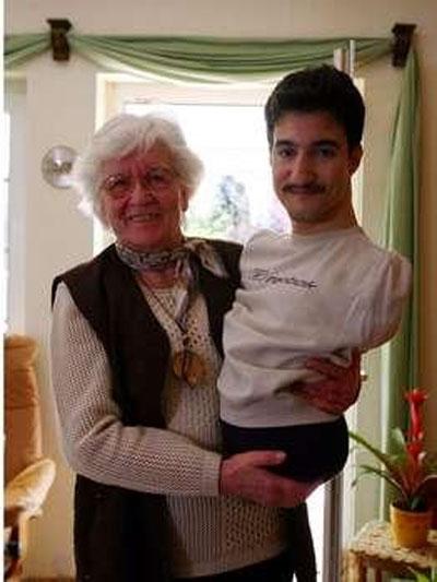 Немец без рук и ног управляется с компьютером, синтезатором и машиной