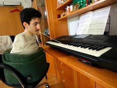 Немец без рук и ног управляется с компьютером, синтезатором и машиной