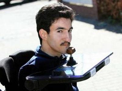 Немец без рук и ног управляется с компьютером, синтезатором и машиной