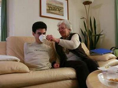 Немец без рук и ног управляется с компьютером, синтезатором и машиной