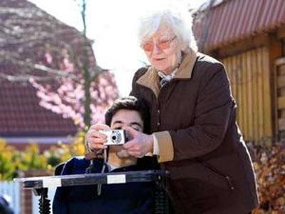 Немец без рук и ног управляется с компьютером, синтезатором и машиной