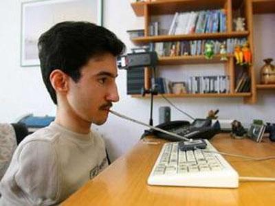 Немец без рук и ног управляется с компьютером, синтезатором и машиной