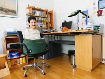 Немец без рук и ног управляется с компьютером, синтезатором и машиной