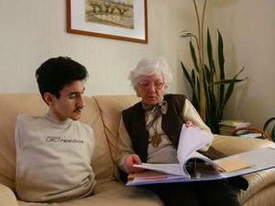 Немец без рук и ног управляется с компьютером, синтезатором и машиной