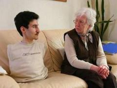 Немец без рук и ног управляется с компьютером, синтезатором и машиной