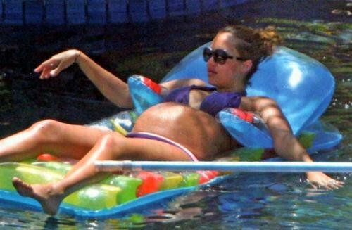 Джессика Альба накануне родов показала свой живот