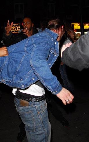 Двойника Колина Фаррела запинали в Лондоне