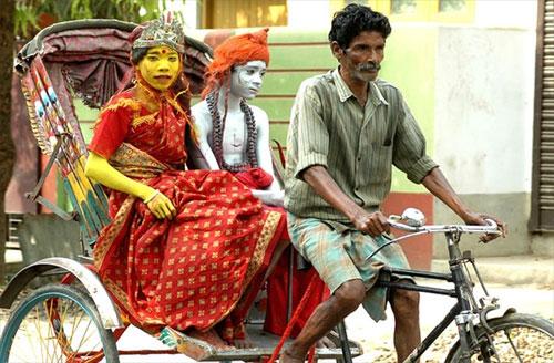 На праздник Холи посыпаются специями и пьют марихуану