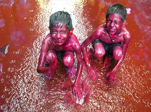 На праздник Холи посыпаются специями и пьют марихуану