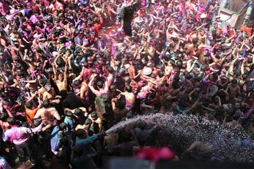 На праздник Холи посыпаются специями и пьют марихуану