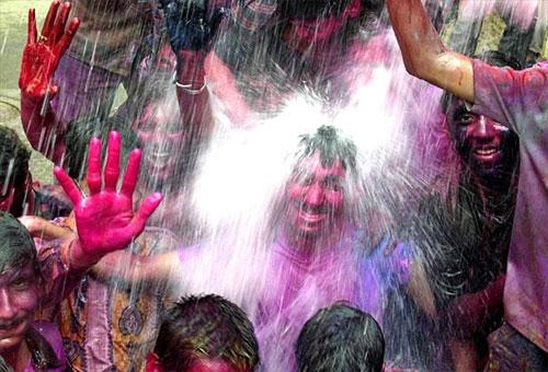 На праздник Холи посыпаются специями и пьют марихуану
