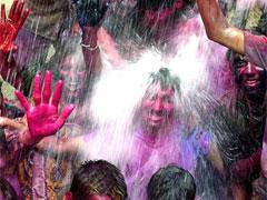 На праздник Холи посыпаются специями и пьют марихуану