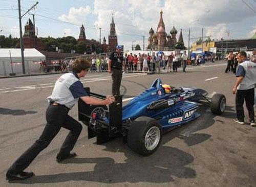 Два болида "Формулы-1" серьезно нарушили скоростной режим у Кремля