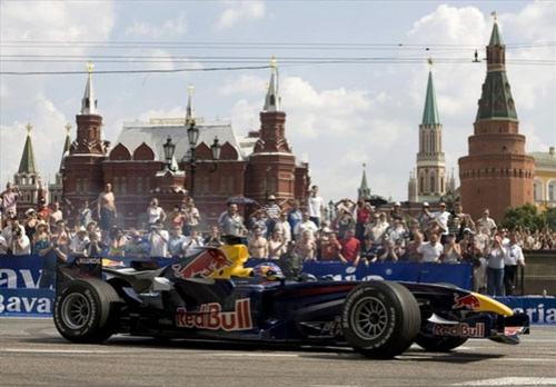 Два болида "Формулы-1" серьезно нарушили скоростной режим у Кремля