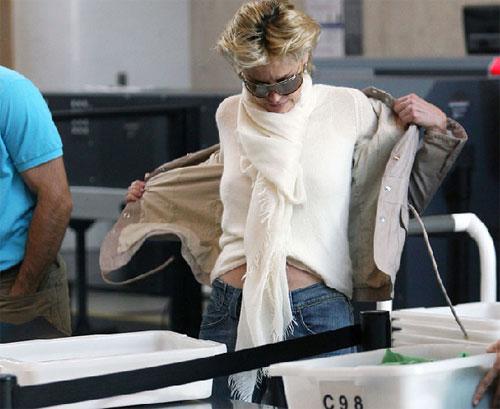 Шэрон Стоун заставили раздеться в аэропорту