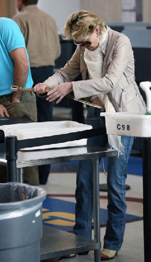 Шэрон Стоун заставили раздеться в аэропорту