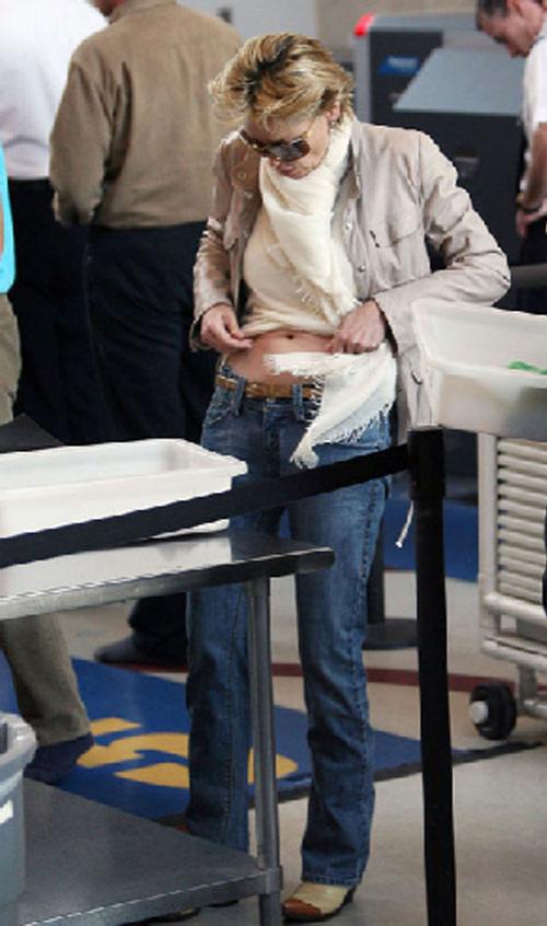 Шэрон Стоун заставили раздеться в аэропорту