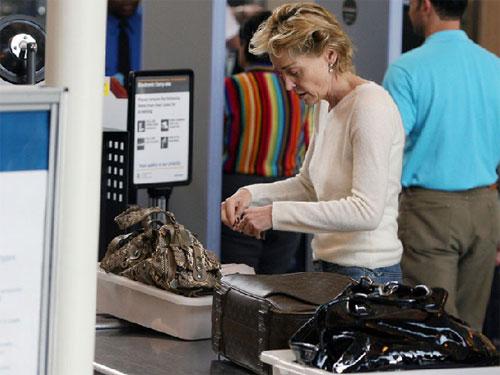 Шэрон Стоун заставили раздеться в аэропорту