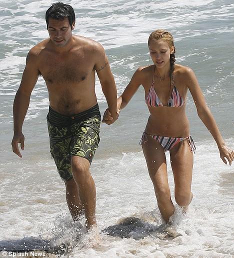 Джессика Альба показала безупречную фигуру после родов