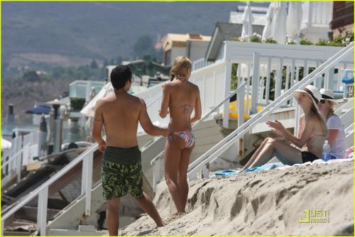 Джессика Альба показала безупречную фигуру после родов